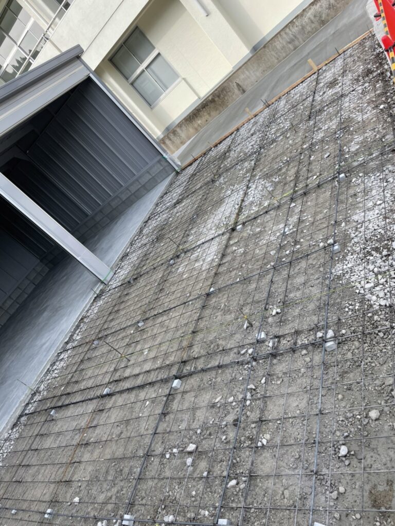広々空間。イナバ倉庫。2台収納可能車庫。土間配筋。
