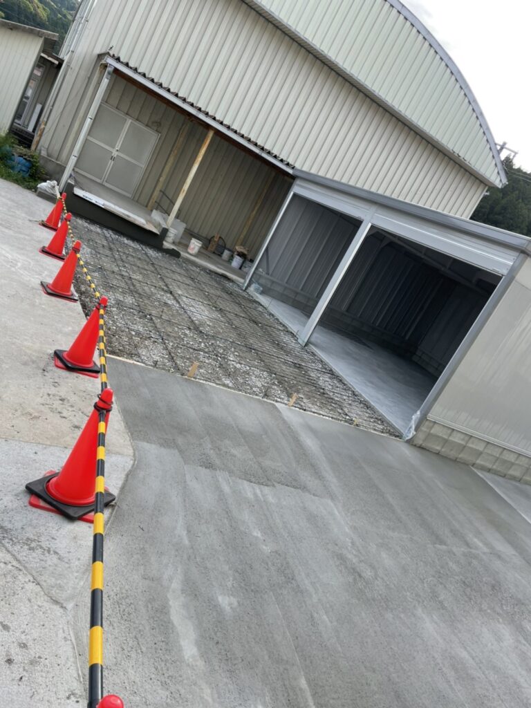 広々空間。イナバ倉庫。2台収納可能車庫。土間打設。