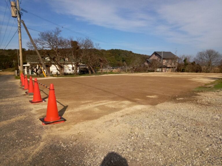 真砂土舗装後の完成風景。自然素材で美しく整った外構（大分県国東市）