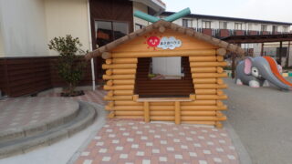 杉の丸太で組まれた、広々とした窓が特徴の子供用遊び小屋「まさおハウス」。