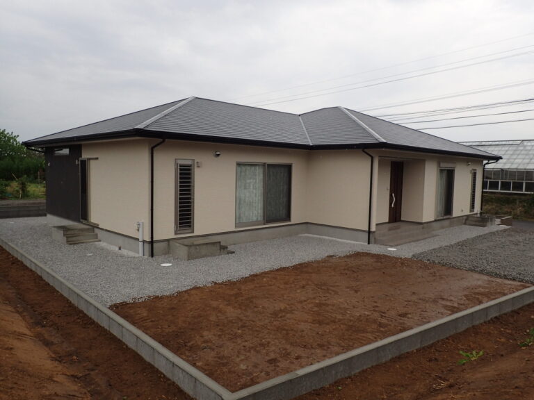 和室で繋がる、天井高のあるリビングが特徴の現代的な平屋2世帯住宅