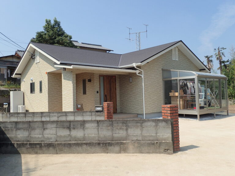 フルリノベーション完了後の戸建て住宅。明るく整えられた外観。