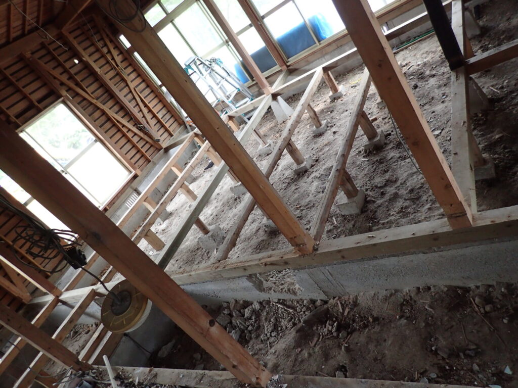 戸建て住宅のリノベーション工事中。天井や壁を取り除いた構造材が露出している様子。