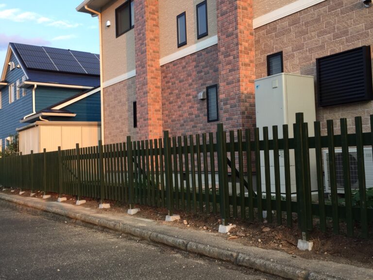 新しく設置された木製縦格子フェンスの完成写真。