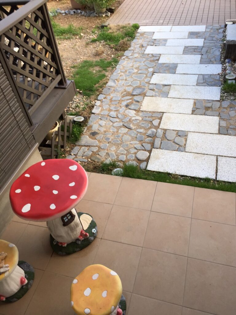 DIYで完成した玄関アプローチの写真。きれいに石が敷き詰められ、きれいに配置されている。