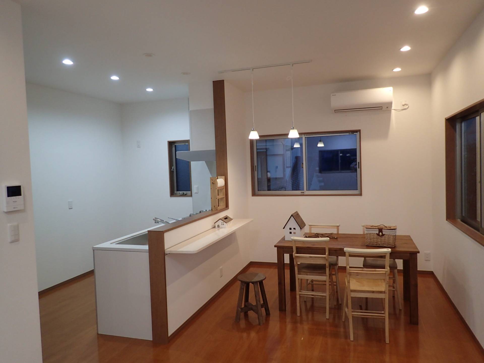 狭小地に建つ、天井が高い2階リビングと便利なランドリースペースのある家。