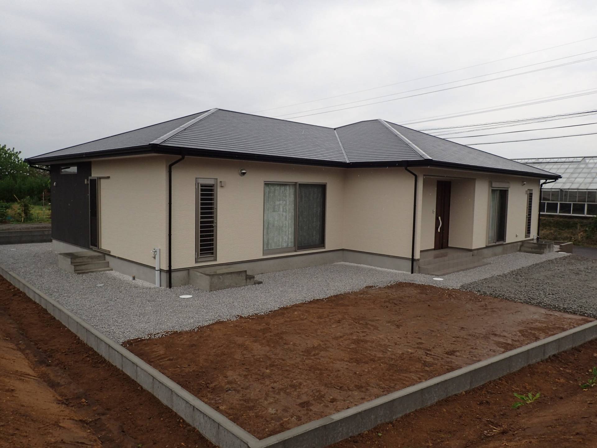 和室で繋がる、天井高のあるリビングが特徴の現代的な平屋2世帯住宅