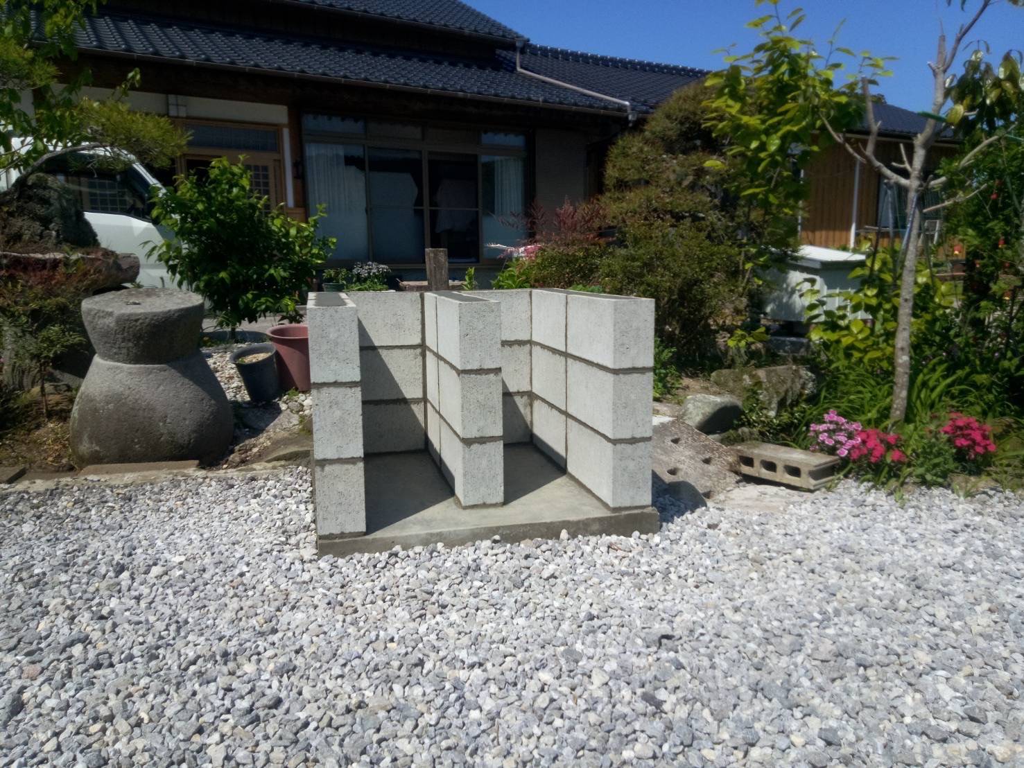 国東市で施工したピザ窯の土台部分に設けられた、機能的なブロック製収納庫。扉が閉まっており、すっきりとした外観。屋外収納。