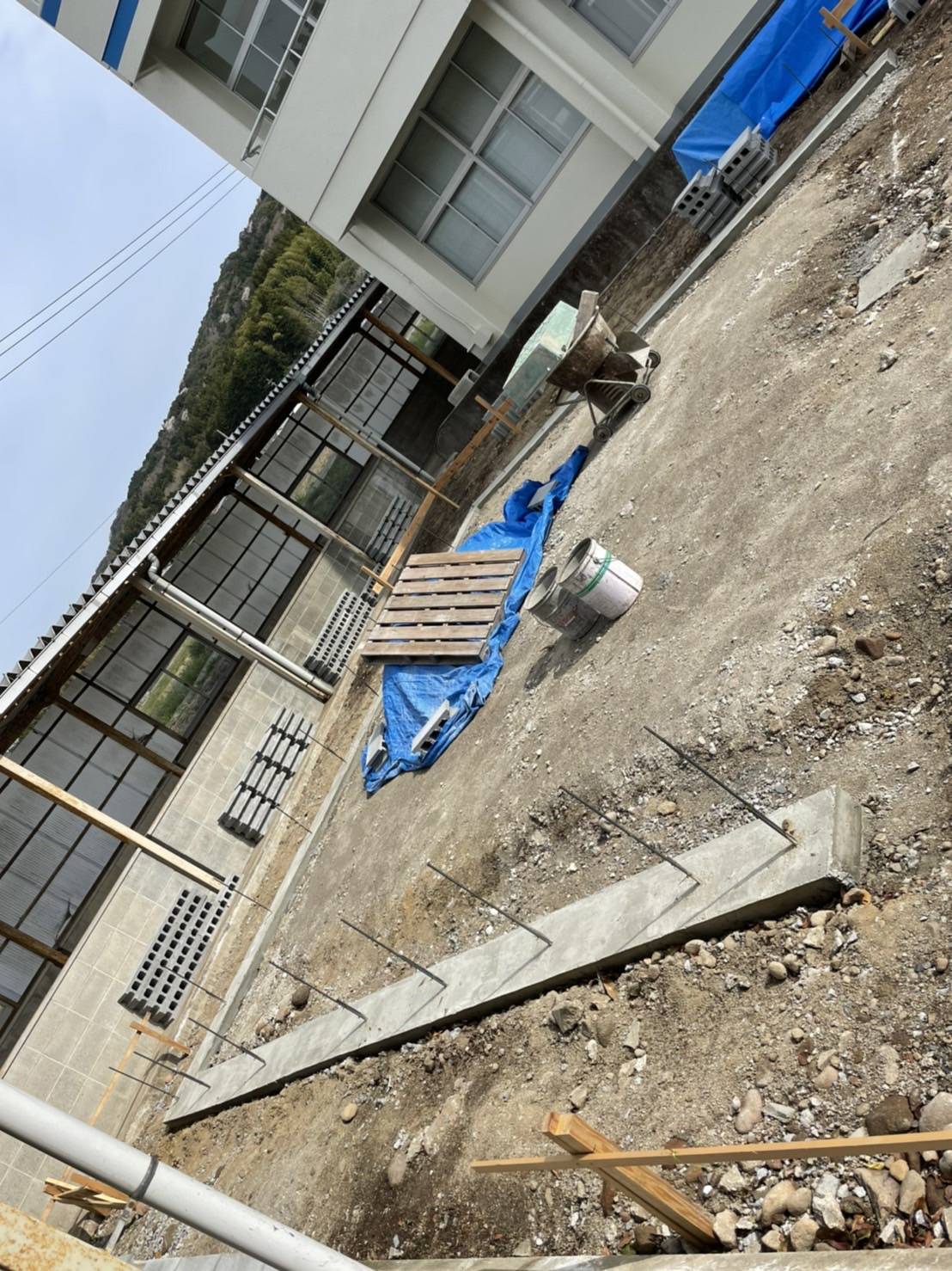 広々空間。イナバ倉庫。2台収納可能車庫。基礎立上り施工。
