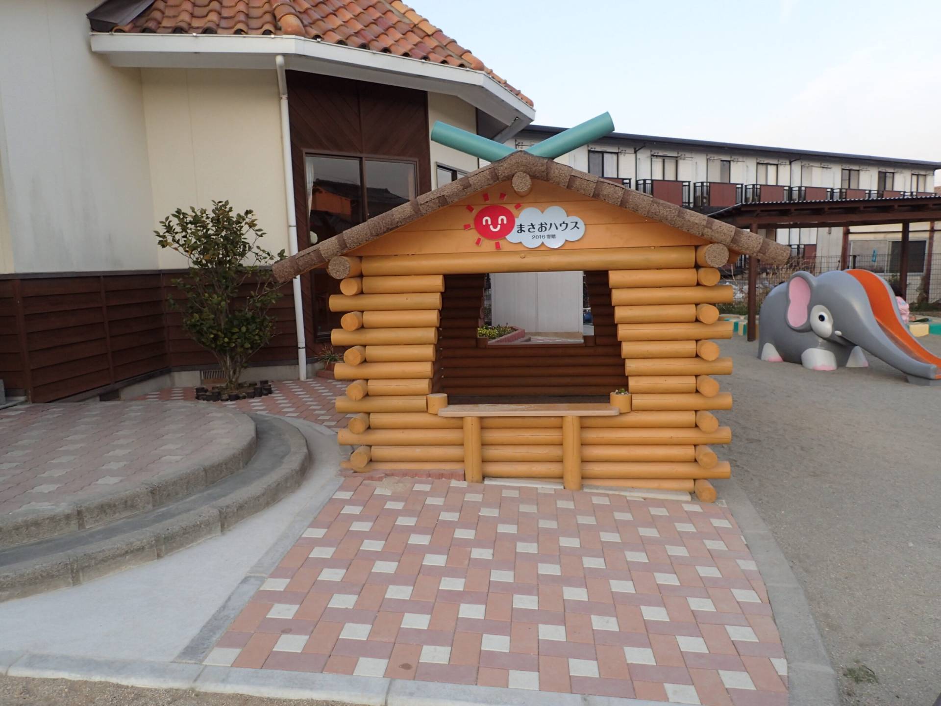 杉の丸太で組まれた、広々とした窓が特徴の子供用遊び小屋「まさおハウス」。