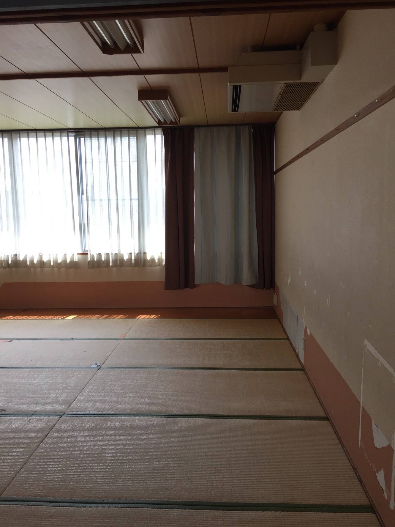 改装前の一体型和室。畳敷きの広い空間。