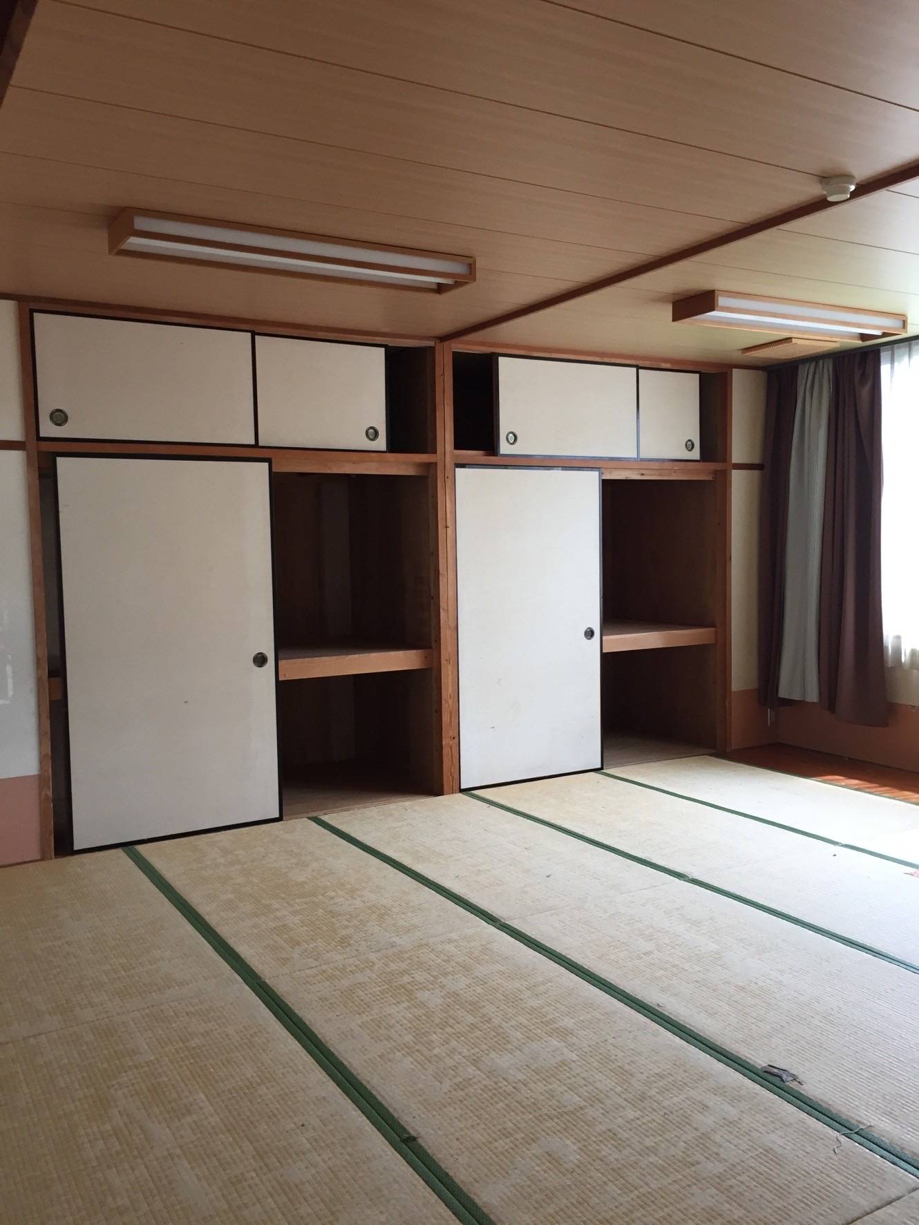 改装前の一体型和室。畳敷きの広い空間。