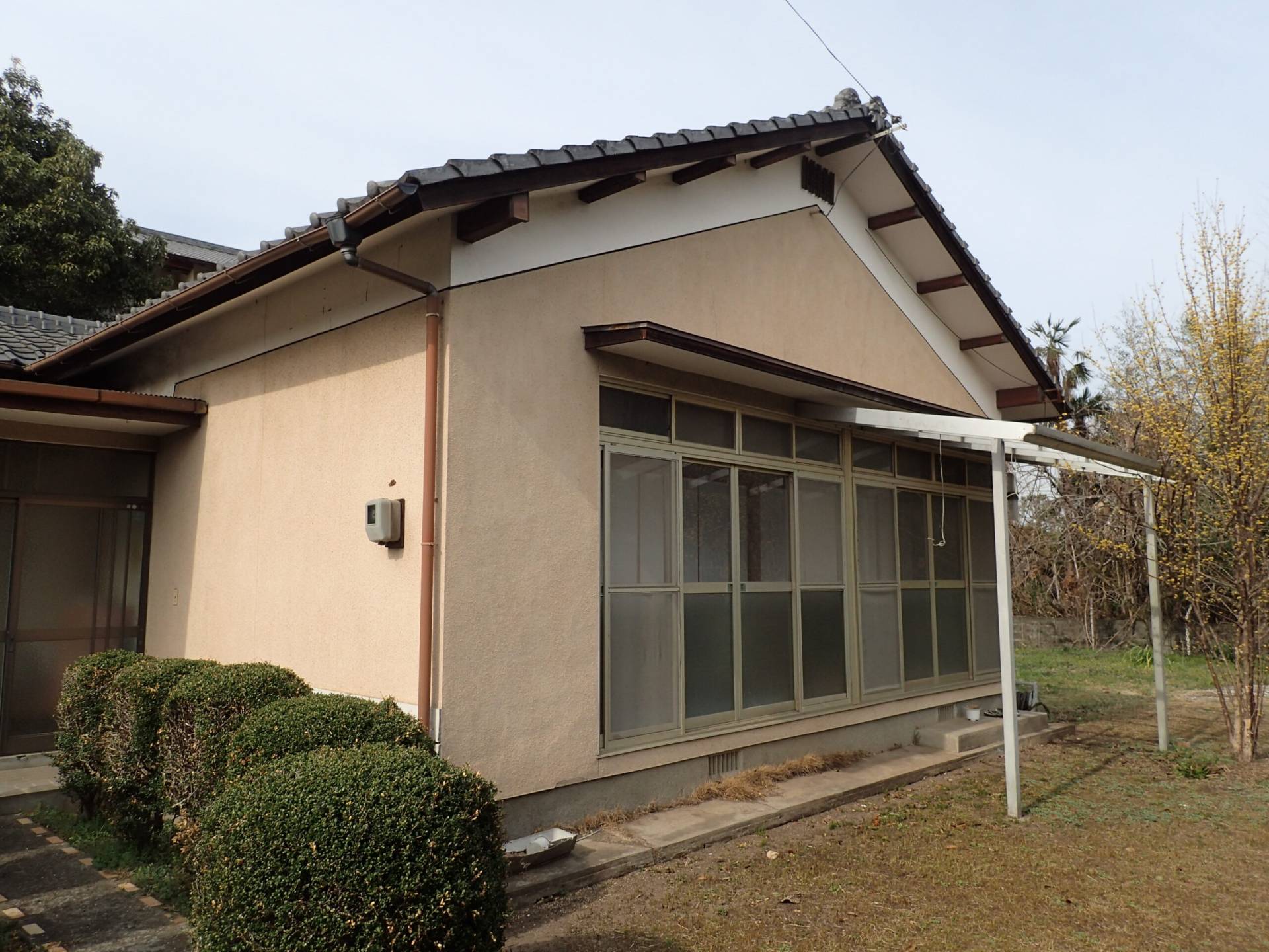 フルリノベーション前の戸建て住宅。外壁や内装に傷みが見られる状態。