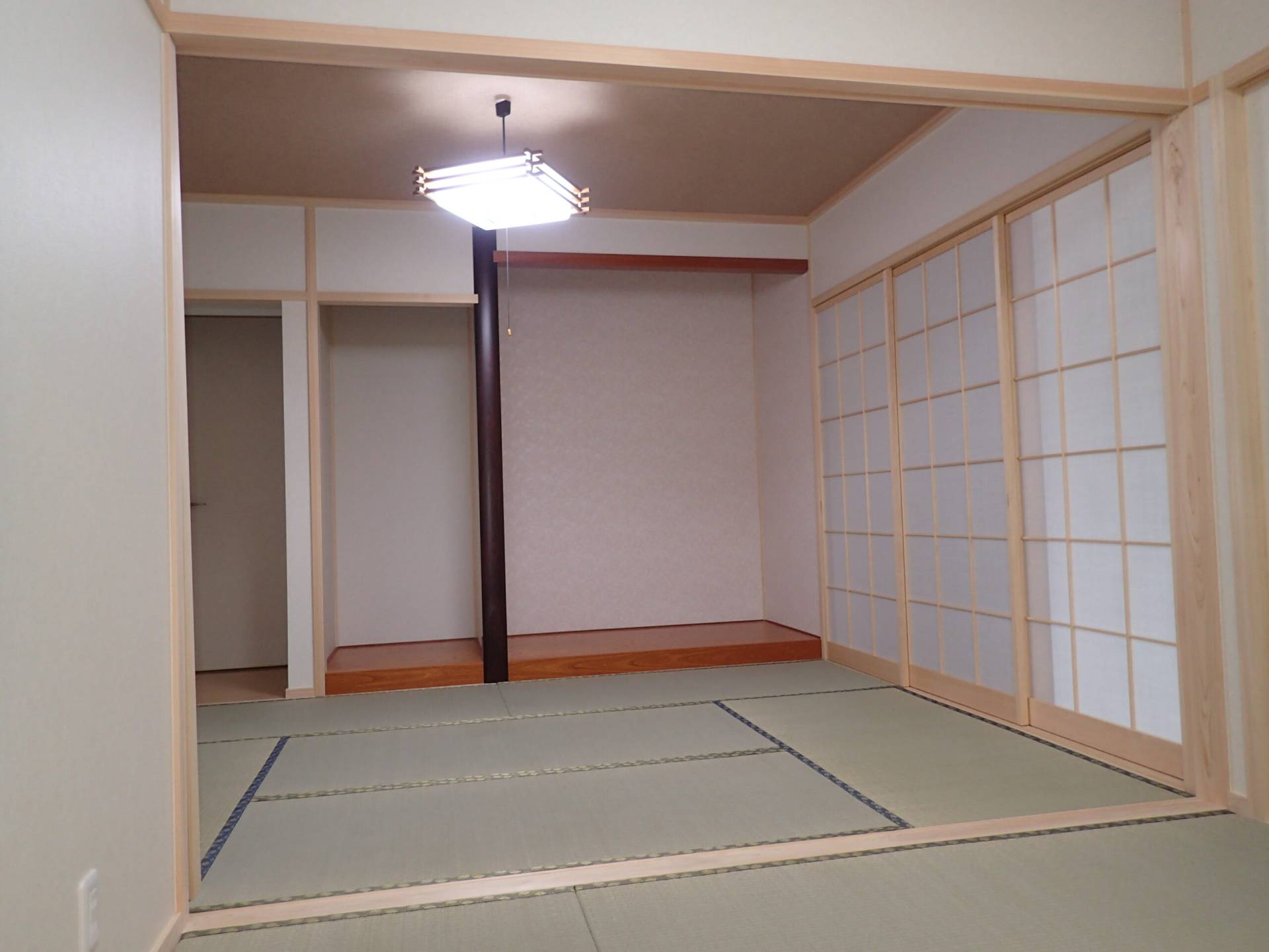 開放的なリビング。和の趣が共存する平屋2世帯住宅。室内風景。和室。