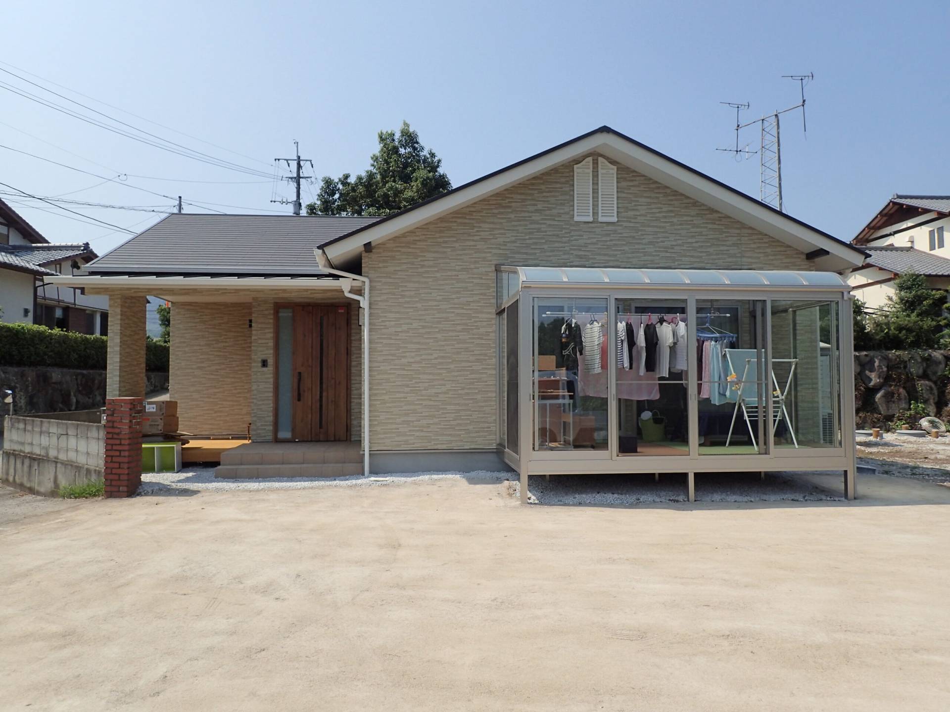 フルリノベーション完了後の戸建て住宅。明るく整えられた外観。