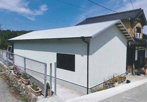 ガルバリウム波板を使用して新設された倉庫の外観。シンプルで堅牢な構造と金属製の美しい波板が特徴。