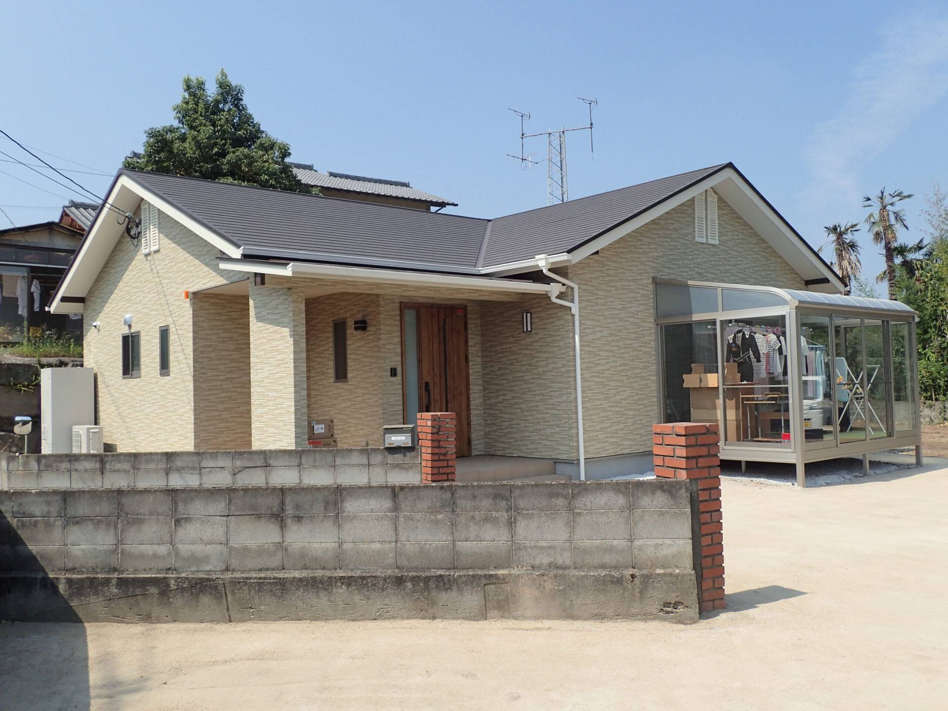 フルリノベーション完了後の戸建て住宅。明るく整えられた外観。