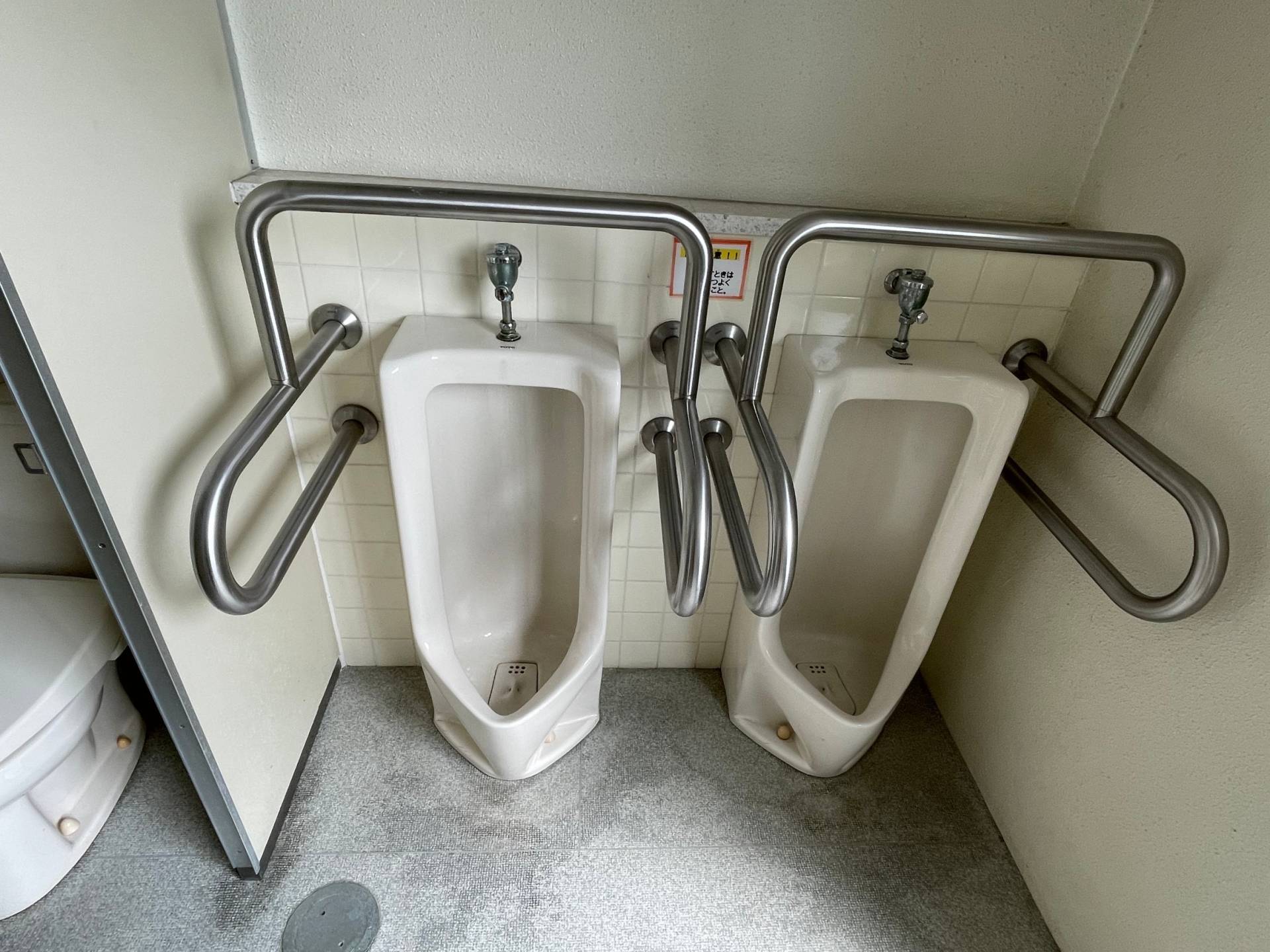 清掃後のトイレ空間。明るく清潔な印象に改善。