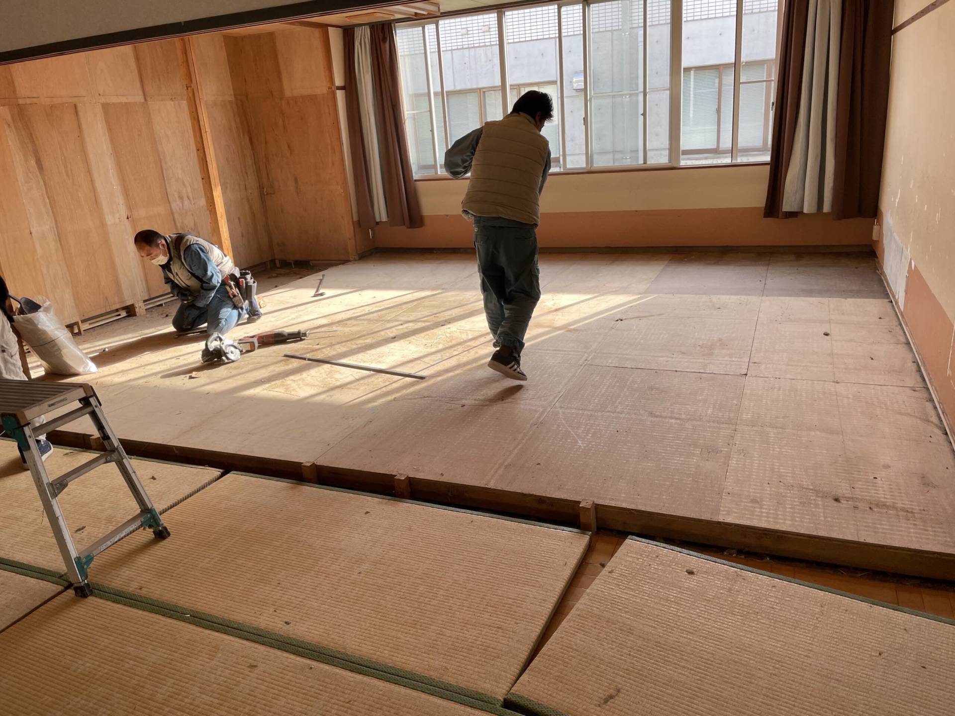 和室の改装中。柱や壁の新設が進められている。