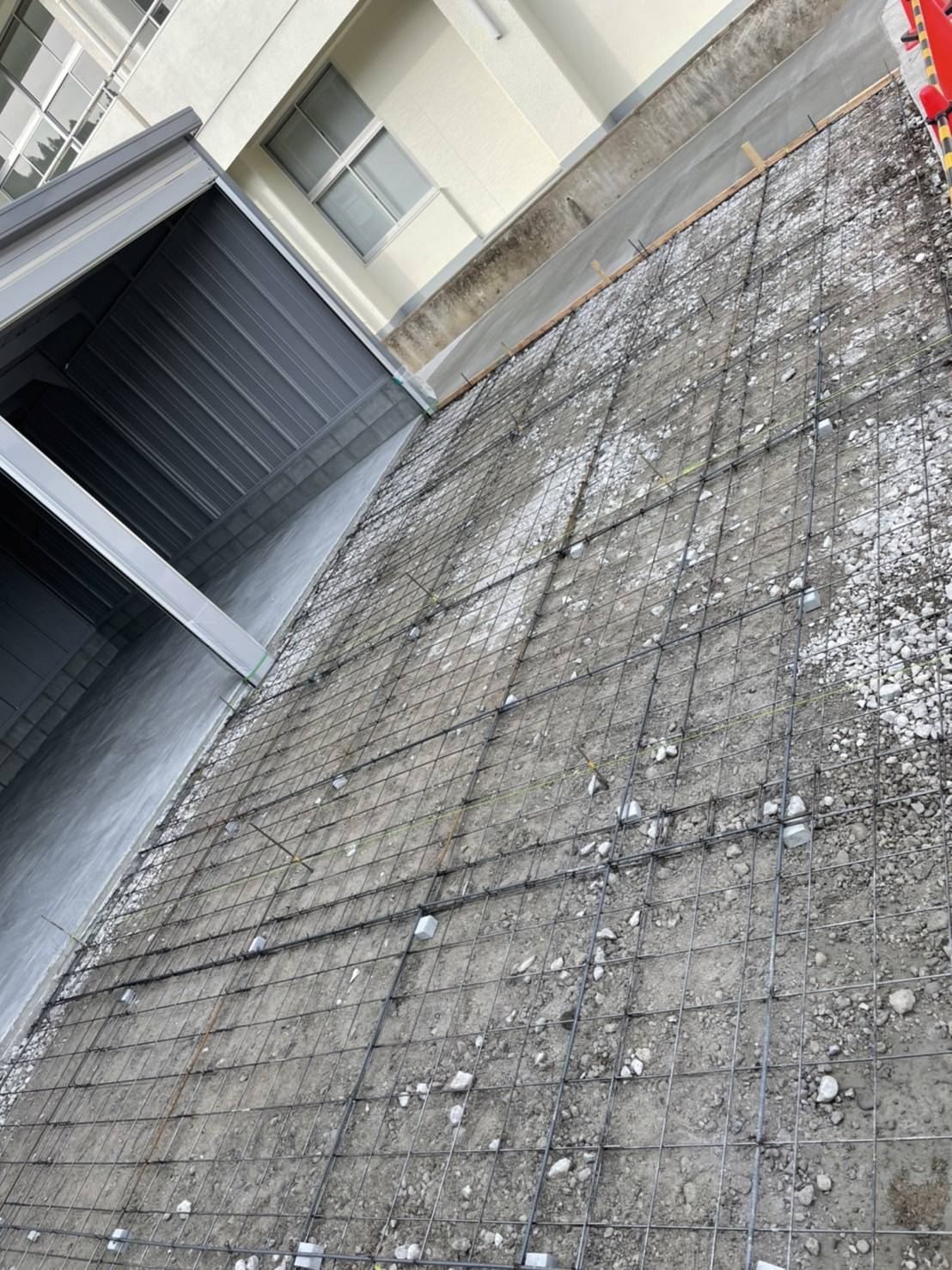 広々空間。イナバ倉庫。2台収納可能車庫。土間配筋。