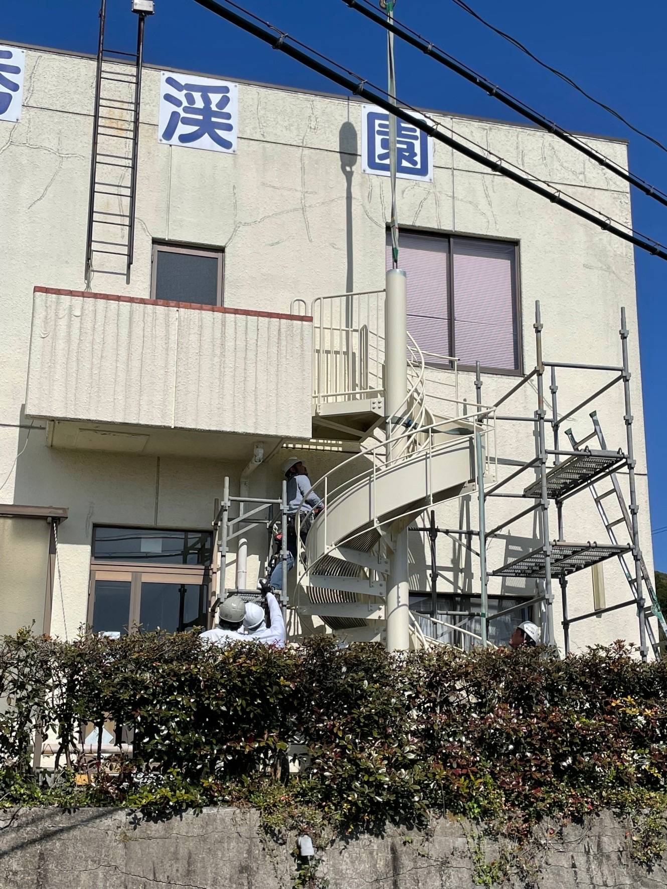 新非常用滑り台設置。土台部分を調整作業中。