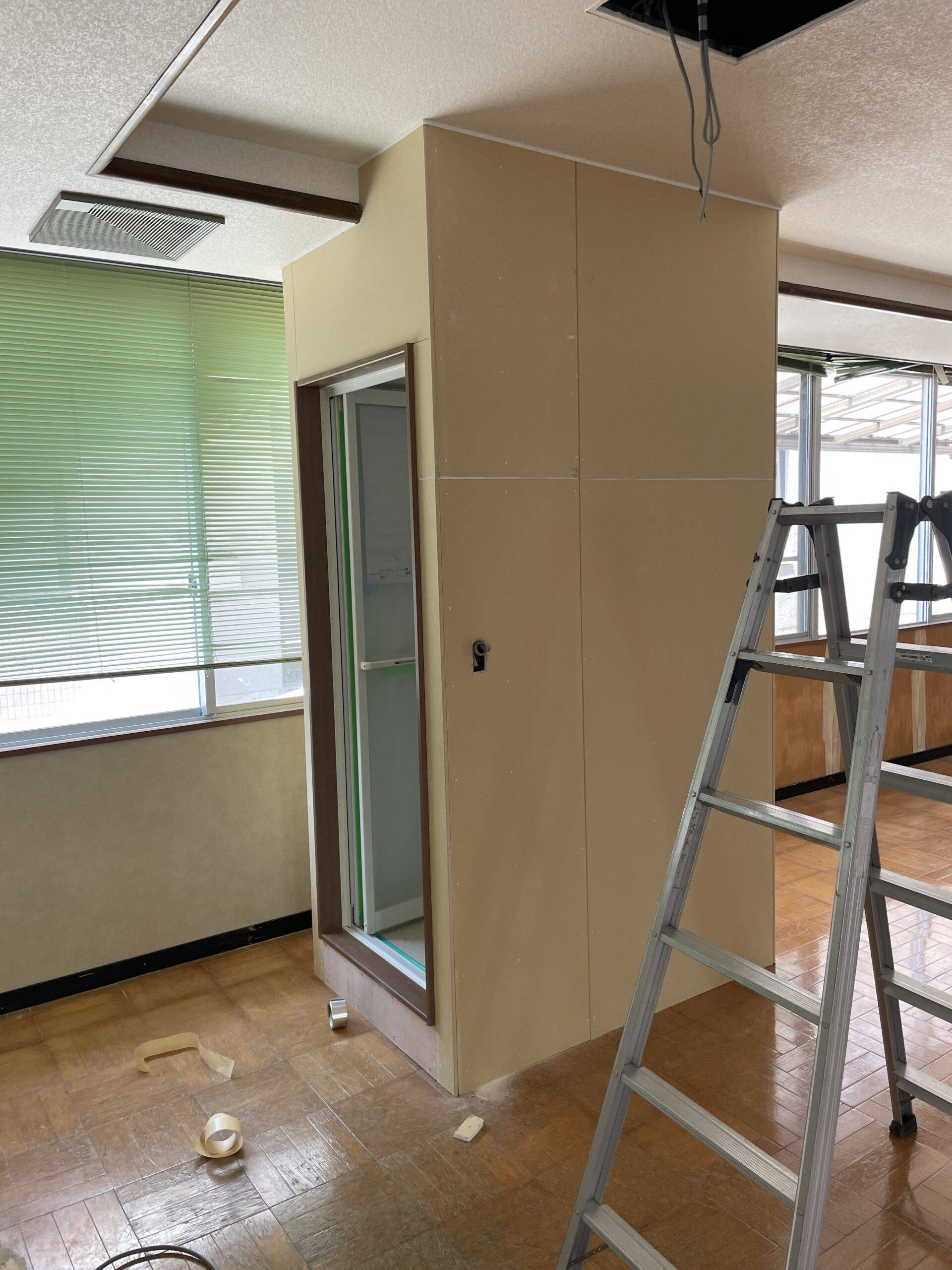 シャワールームの施工中。壁や配管工事が進んでいる様子。