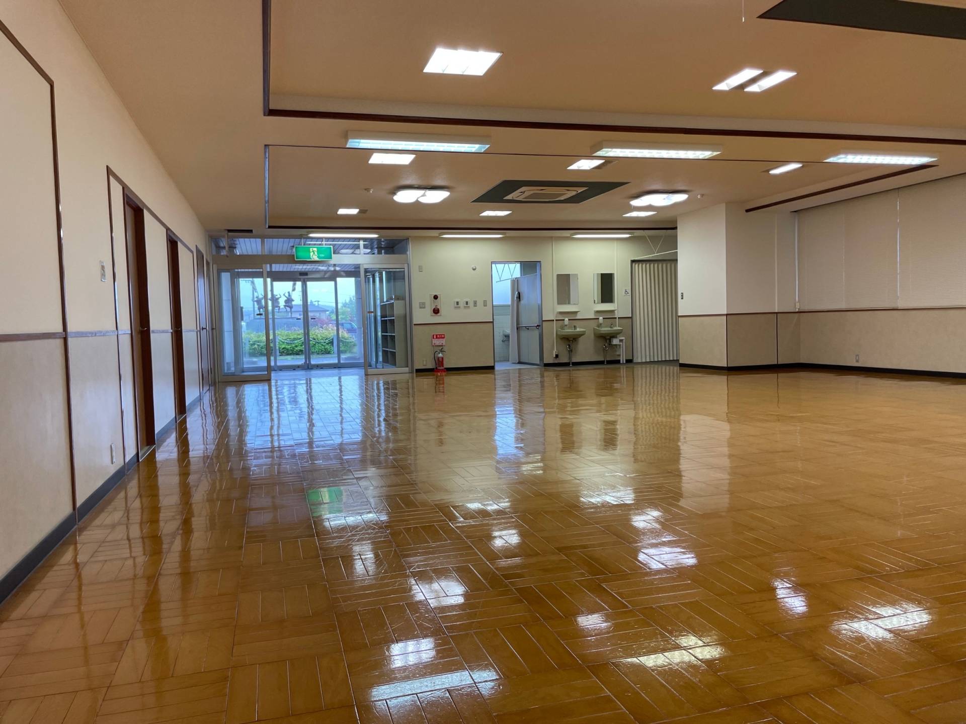 張り替え後のホール。白を基調にした新しい壁紙とブラインドで明るい空間に。