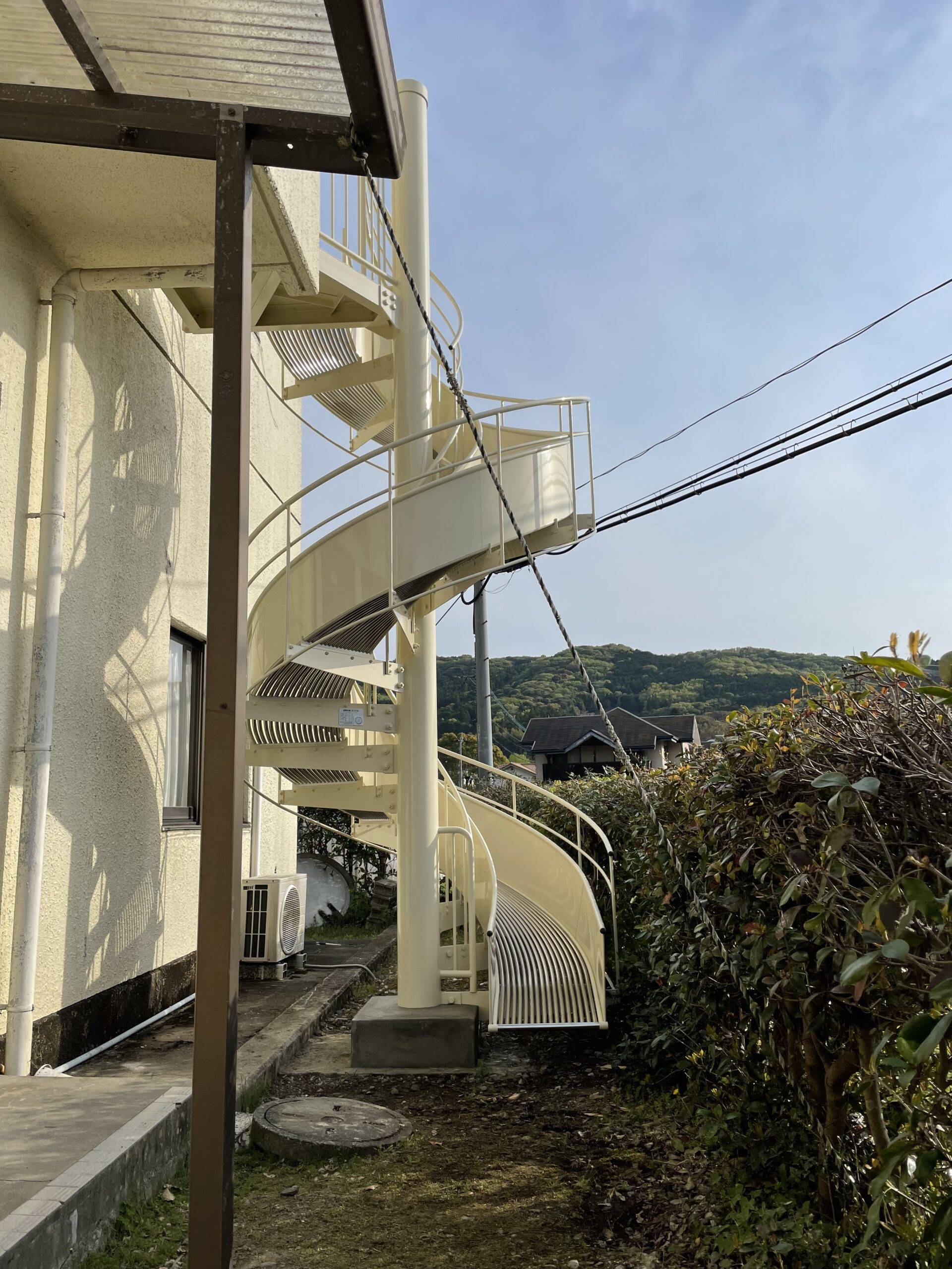 交換後の非常用滑り台。清潔感と耐久性のある仕上がり。