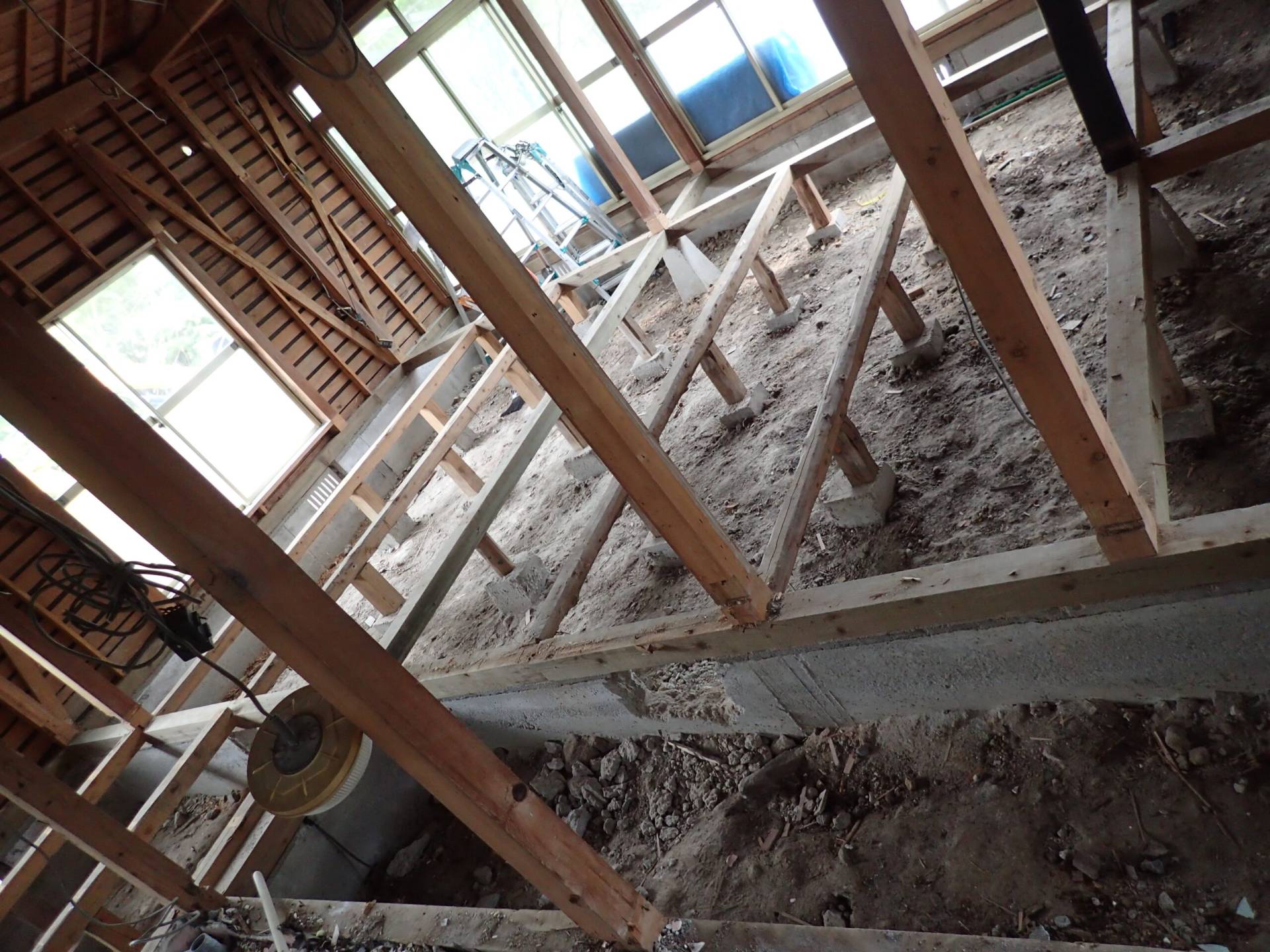戸建て住宅のリノベーション工事中。天井や壁を取り除いた構造材が露出している様子。